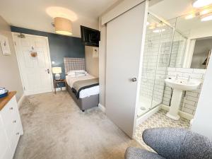 锡豪西斯Beach House Hotel的一间带床、水槽和淋浴的浴室