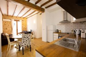 德尼亚Casa Olivera的厨房配有水槽和桌椅