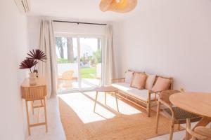 卡拉瓦德亚UNIO Ibiza - Adults Only的客厅配有沙发和桌子