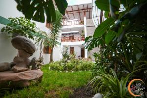 卡哈马卡El Cumbe Inn的一座花园,在一座建筑前设有石雕