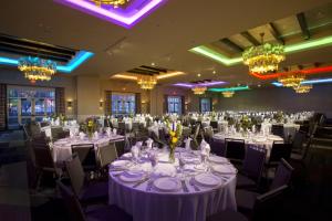 圣达菲埃尔多拉多Spa酒店的宴会厅配有白色的桌椅和吊灯