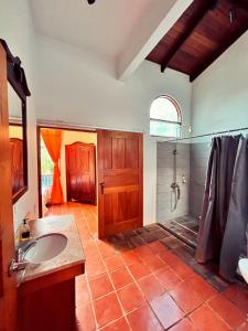 奥科塔尔Siwõ Art Guesthouse的带淋浴和盥洗盆的大浴室