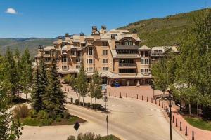 比弗河Beaver Creek Lodge 421的前面有一条路的大建筑