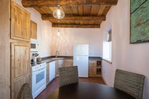 布拉夫柳树街度假屋的厨房配有桌子和白色冰箱。