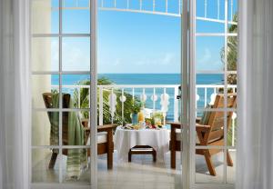 基韦斯特海洋之匙贵族山庄Spa度假酒店的一间设有桌子的海景用餐室