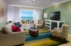 基韦斯特海洋之匙贵族山庄Spa度假酒店的带沙发和电视的客厅