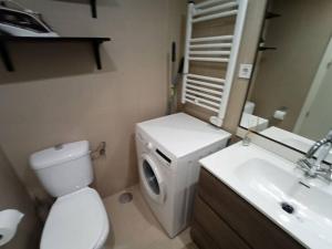 马德里El Rincón de la Gavia的浴室配有白色卫生间和盥洗盆。