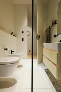 柏林Mr(s)STiL Design Apartments的一间带两个盥洗盆和卫生间的浴室