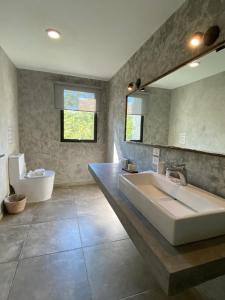 图卢姆Panacea Condo Tulum的一间带水槽、浴缸和镜子的浴室