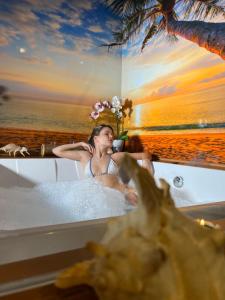 巴里Dream & Relax Villa Fiore的坐在海滩浴缸里的女人