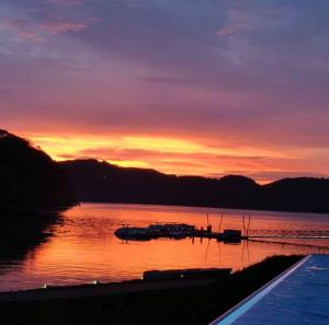 格雷德克纳德纳杰姆L57_resort的湖上日落,水中泛舟