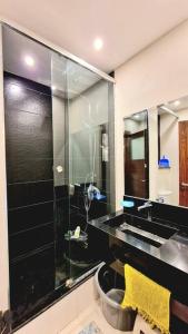 奥兰F2 haut-standing akid lotfi的一间带水槽和玻璃淋浴的浴室