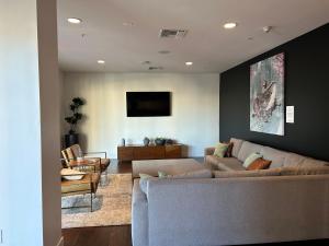 洛杉矶LUXURY APARTMENT IN HOLLYWOOD的带沙发和电视的客厅