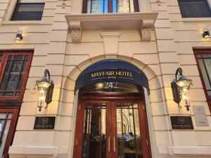 纽约The Historic Mayfair Hotel Times Square, Ascend Hotel Collection的通往酒店的门,上面有标志