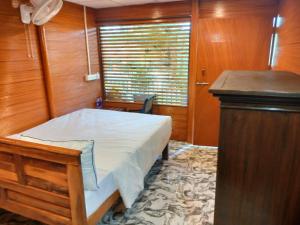 阿贡达orange sky beach bungalow的一间带床和柜台的小卧室