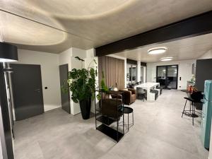明斯特Luxuriöses Apartment direkt am Kanal 125 m² - youpartments的客厅里摆放着桌子和植物