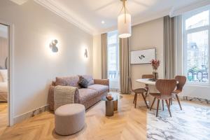 巴黎Yuna Saint-Germain-des-Prés - Serviced Apartments的客厅配有沙发和桌子
