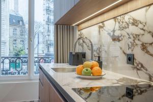 巴黎Yuna Saint-Germain-des-Prés - Serviced Apartments的厨房里的柜台上放一碗水果