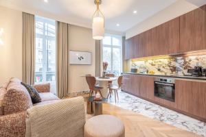 巴黎Yuna Saint-Germain-des-Prés - Serviced Apartments的客厅配有沙发和桌子