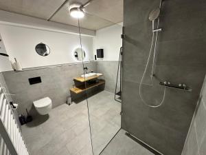 明斯特Luxuriöses Apartment direkt am Kanal 125 m² - youpartments的带淋浴、卫生间和盥洗盆的浴室