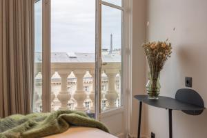 巴黎Yuna Saint-Germain-des-Prés - Serviced Apartments的一间卧室设有窗户,享有建筑的景色