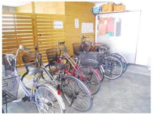 四万十市Minshuku Suzu - Vacation STAY 21226v的一辆自行车停在车库旁