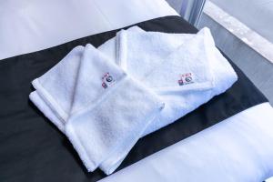东京2269AZAVU的床上有两条白色毛巾