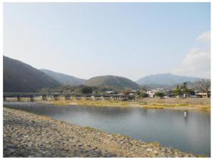 四万十市Minshuku Suzu - Vacation STAY 25825v的一条有桥和山底的河流