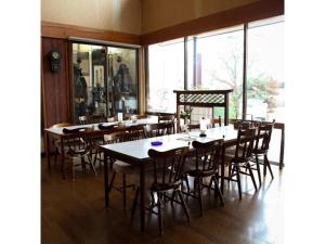 常总市Tsukuba Town Hotel - Vacation STAY 65211v的用餐室设有桌椅和窗户。