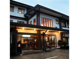 常总市Tsukuba Town Hotel - Vacation STAY 65211v的停车场里有很多窗户的建筑