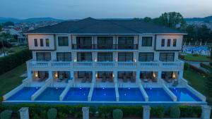约阿尼纳杜拉克会议水疗中心酒店 的享有带游泳池的大房子的空中景致