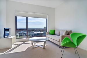 奥克兰曼努考中心公寓的带沙发、桌子和窗户的客厅