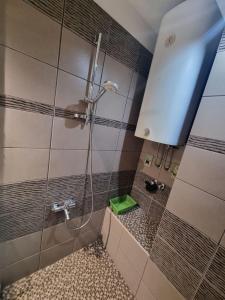 Novi BeogradHawaii 08, 2 bedrooms, with garage的浴室里设有玻璃门淋浴