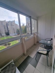 Novi BeogradHawaii 08, 2 bedrooms, with garage的客房设有椅子、桌子和窗户。