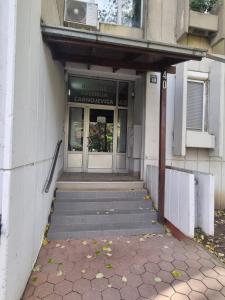Novi BeogradHawaii 08, 2 bedrooms, with garage的通往大楼的入口,设有门和楼梯