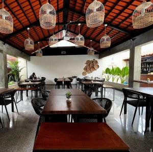 罗安达Locanda Inn Place的用餐室配有桌椅和吊灯。
