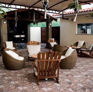 罗安达Locanda Inn Place的天井配有沙发、椅子和桌子