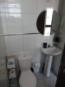 科恰班巴Cómodo monoambiente en El Prado的一间带卫生间、水槽和镜子的浴室