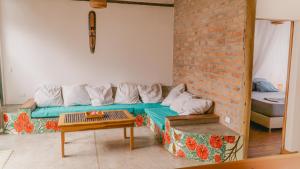 帕洛米诺La Floristería的带沙发和砖墙的客厅