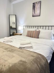 萨拉热窝Royal Moon Suites的一间卧室配有一张带两面镜子的大型白色床