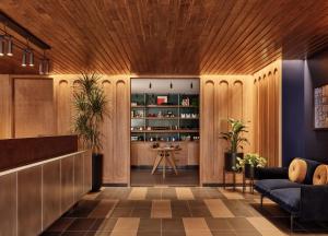 纽约Romer Hell's Kitchen的大堂设有木镶板和桌椅