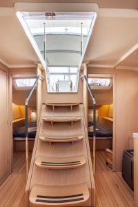 塞萨洛尼基Yacht Psari的一间位于小房子内的房间,配有双层床和梯子
