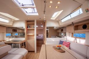 塞萨洛尼基Yacht Psari的船上设有客厅和厨房,配有天窗