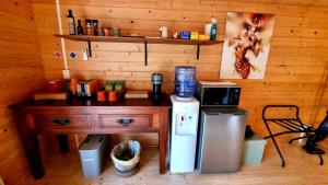 黄金海岸Healing Garden Retreat - Uluwatu的厨房配有木墙、桌子和微波炉