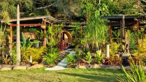黄金海岸Healing Garden Retreat - Uluwatu的种有小径和植物的花园