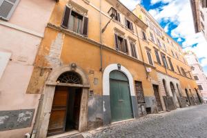 罗马Maison della Luce的街道上带绿门的古老建筑
