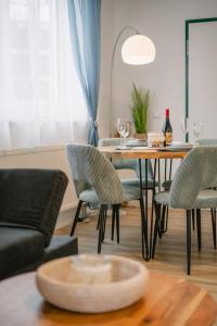 拜罗伊特Modernes 2-Zimmer Themen-Apartment "Heimathafen" im Zentrum的一间带桌椅的用餐室