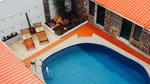 巴克里索莫雷诺港Hostal Pimampiro的享有房子游泳池的顶部景色
