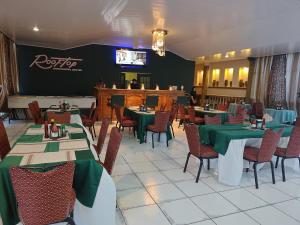 科马亚瓜Campanario的用餐室配有桌椅和绿色的桌布