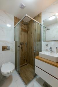 兹拉蒂博尔Apartmani Oktobar 06的带淋浴、卫生间和盥洗盆的浴室